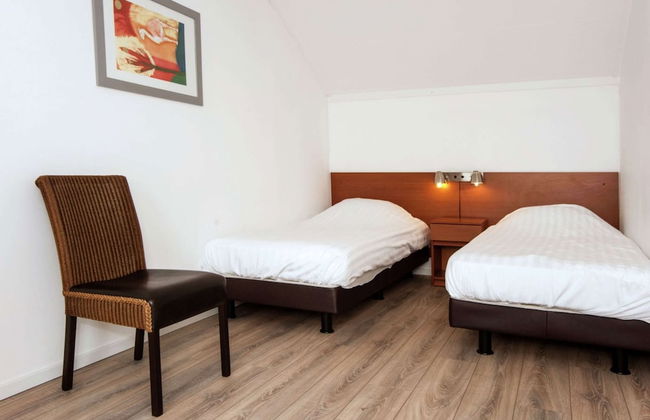 Stylish Villa by the Lake - Photo 4