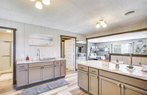 9 Mi to Shore Home with Hot Tub in Howards Grove! - Foto 14