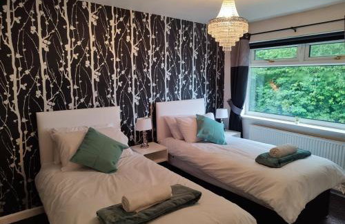 4-bed quiet cul de sac location with large secure off road parking for 4 cars - Foto 12