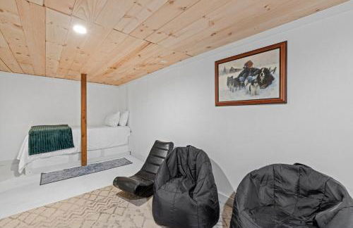 Cozy 3BR Retreat in Downtown Bethlehem - Hot Tub, Trails, Near Ski & Hike - Photo 6