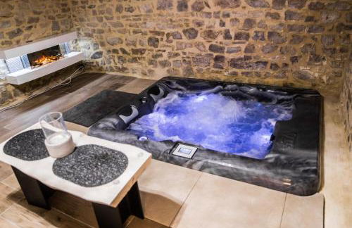 Au domaine des anges, 3 gîtes luxueux avec Jacuzzi privatif, sauna, mini-piscine, piscine extérieure chauffée en saison - Foto 28