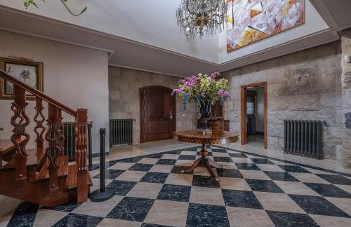 Mansión con Jacuzzi a 40 grados, gran piscina y Pádel - Photo 14