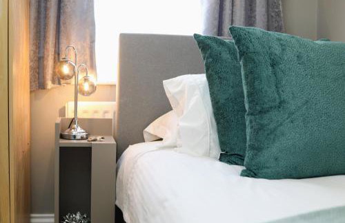 Aisiki Stays Apartments at Hillingdon, 3-Bedroom & 2-Bathroom, Pet-Friendly House with Garden, King or Twin Beds with Free WiFi and Parking Space - Foto 12