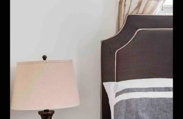 Entire Enchanting, Light-Filled 1830 Farmhouse - Foto 12