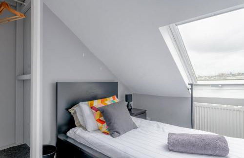 Gorgeous 2-Bed Located in Quiet Area with Nearby Stations - Foto 13