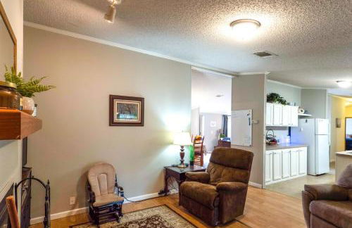 Lakefront Many Vacation Home with Deck and Views - Foto 13