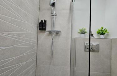 Modern Homes - Voll ausgestatte Wohnung - Balkon - Hotelbetten - 4K TV - WLAN - Foto 37