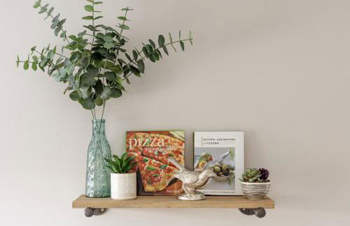 Capitol House - 3 Bed 1 Full and 1 Half Bath, Pet Friendly with Hot Tub walk to Lucas Oil Stadium - Foto 59