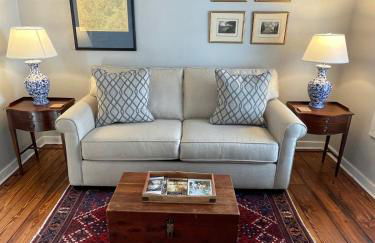 HISTORIC DOWNTOWN KING BED COTTAGE- PARKING and PATIO - Foto 1