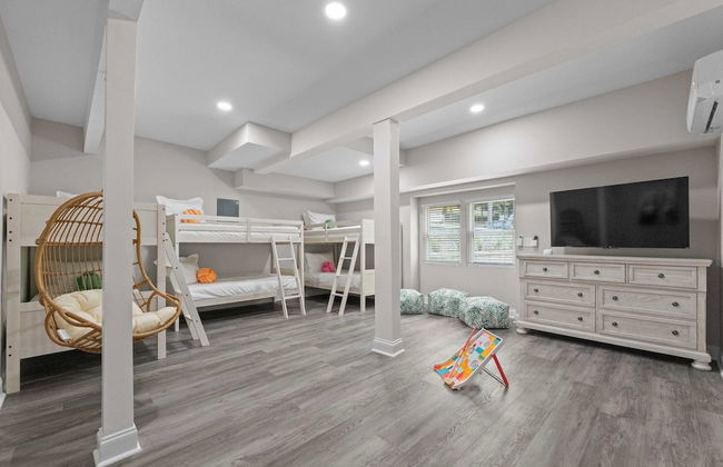 Fireside Fun by Avantstay Sleeps 18 Waterfront + Pool - Foto 4