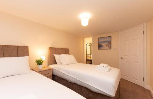 Spacious 4BR Home Walk to Station Parking - Pass the Keys - Foto 31