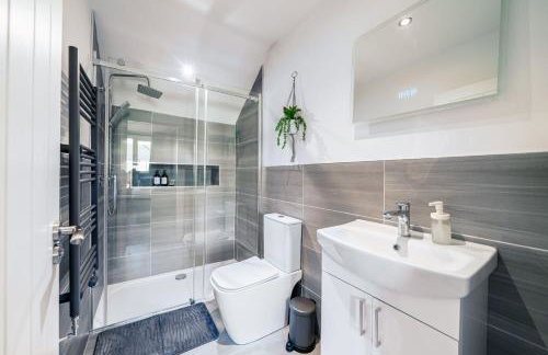 Large 6-Bed house, Free Parking & Motorway Access - Foto 13