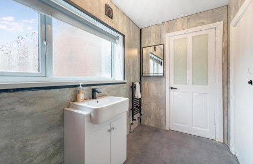 4BR House By Astra Residences Short Lets & Serviced Accommodation Stanley With Free Parking & Instant Booking - Foto 39