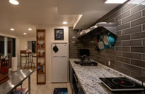 Spacious furnished in-law apartment with private deck and patio close to Light Rail - Foto 7