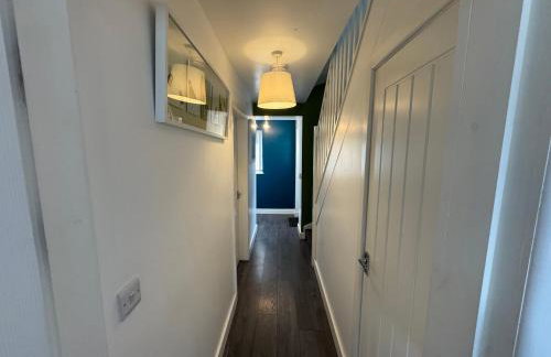 Modern 3- Bed Holiday Home - Private Parking Sleeps 10- 2 Min M62 - Foto 16