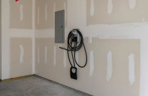 Stylish 3BR Getaway across Bristol Speedway - Foto 54