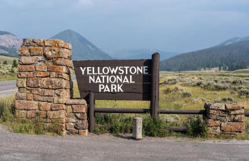 Trapper 8: Cozy 4-Bedroom Condo, 1 Minute to Yellowstone, perfect for 8 guests. - Foto 69