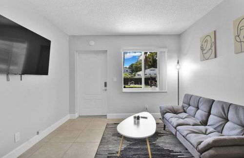 Stylish Hideaway Pool Downtown Boca - Photo 31