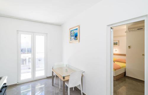 Apartments & Rooms Bari i -Standard One Bedroom Apartment with Balcony and Garden View APT-3 - Photo 2