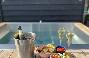 Luxury Barn with Hot Tub, Spa Treatments, Private Dining - Photo 3