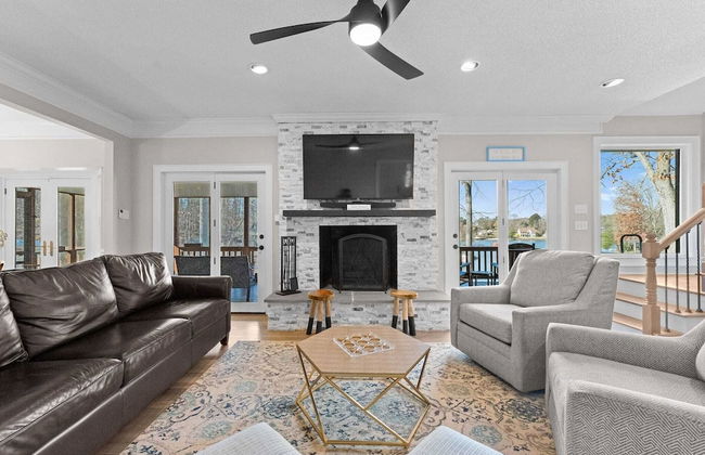 Winding Down by Avantstay Sleeps 20 + Dock, View - Photo 20