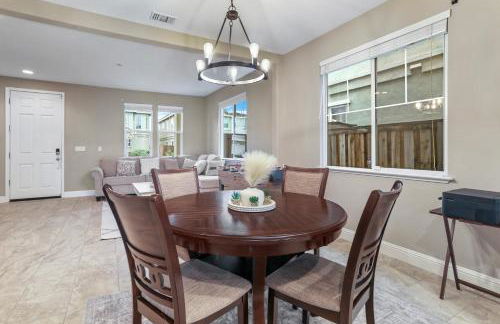 Placid Vibe Spacious 7-BR with Free Parking - Foto 9