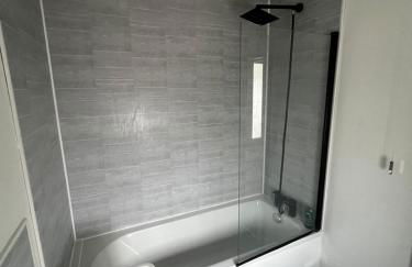 Spacious 3 bed house, garden and parking sleeps 5 - Foto 7