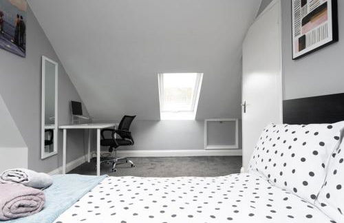 Gorgeous 2-Bed Located in Quiet Area with Nearby Stations - Foto 10