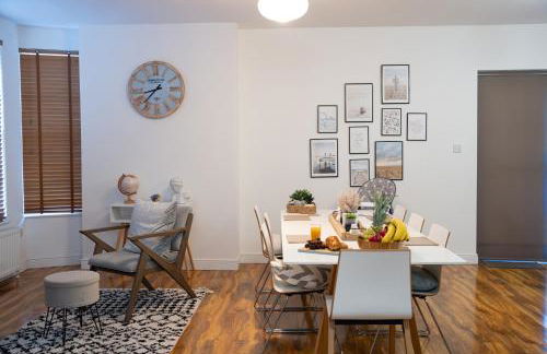 Modern Penthouse with Balcony - Near Beach & Town - Foto 11