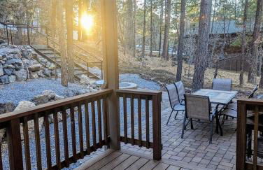 Relax & Recharge in Cozy Pinetop 2BR Retreat - Foto 1
