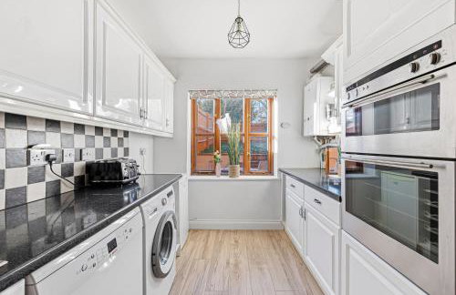 Loughton House - Central Location - Driveway Parking, Self-Check-In, Garden, Super-Fast Wifi and Smart TVs by Yoko Property - Foto 24