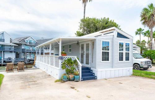 Charming 1BR Waterfront Retreat with Private Patio - Foto 6