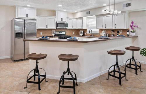 Bring the Crew! 4BR Luxe Pad, Backyard Magic & City at Your Door - Foto 9