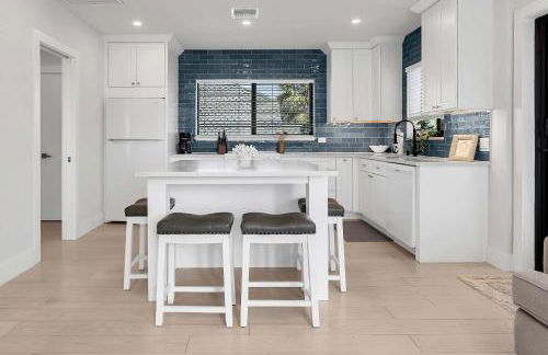 Art Deco Apt w Pool One Mile to Beach Pets Welcome - Foto 5