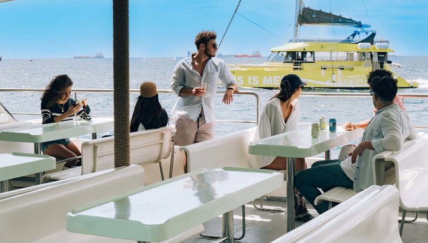 Paseo en catamarán por Barcelona - Foto 5, Interior del catamarán ecológico