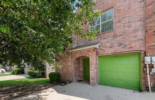 Tasteful 3BR I Free Parking I Workspace - Foto 11