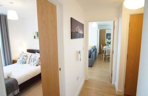 Spacious 2BR 2BA Apartment with Balcony & Free Parking - Near ExCeL & City Airport - Foto 11