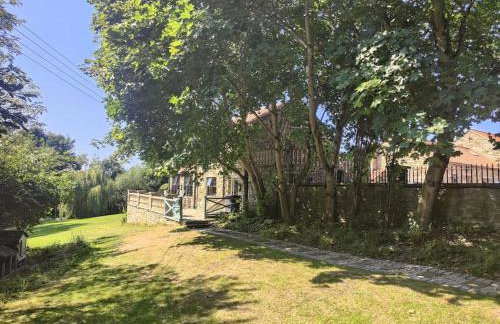 Stunning 2 Bedroom Guest House with Hot Tub - Photo 21