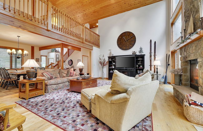 Elk Hollow by Avantstay Lakefront Chalet w Game Room Fire Pit - Photo 8