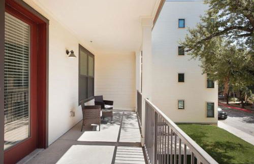 2BR Escape w Parking&Pool, Near Rvrwlk & Conv Ctr - Foto 77