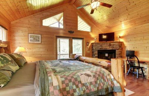 Astounding River View - Outdoor Hot Tub, Volleyball Net, Game Room + More! - Foto 24