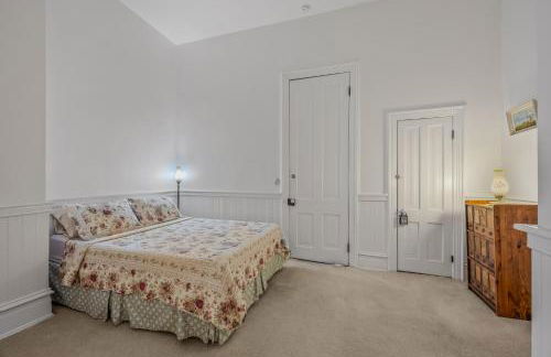 The Manor - Historic Mansion, Wifi, Covered Porch, Screen Porch, King Bed, Walk to Spas, Shops & Restaurants - Foto 21