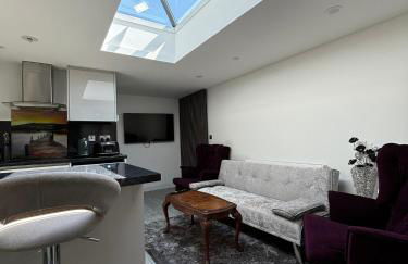 CozyNest 2BR Modern Property with Parking - Foto 1