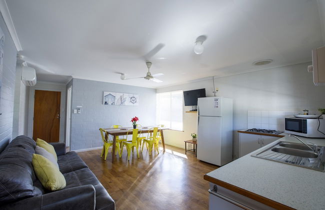 Shark Bay Seafront Apartments - Photo 25