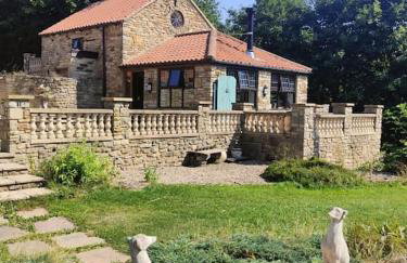 Stunning 2 Bedroom Guest House with Hot Tub - Photo 20