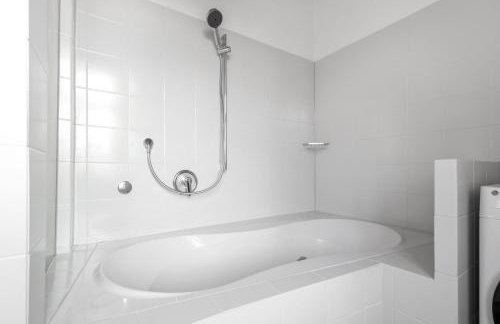 cruwzo I Modern Centrally Located Apartment with Parking Modern Centrally Located Apartment with Parking - Photo 53