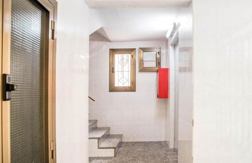 Charming Apartment With Vibrant Accents - Photo 41