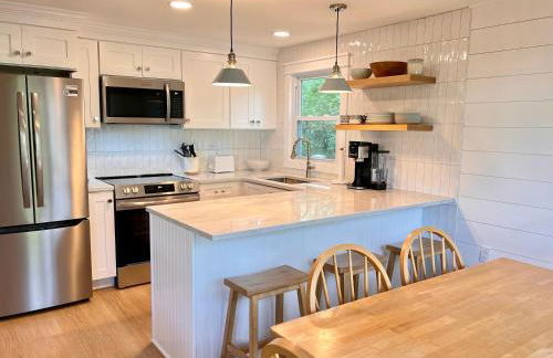 Sleeps 10, Approx 1 Mile to the Beach, Fully Renovated in 2025 - Foto 1