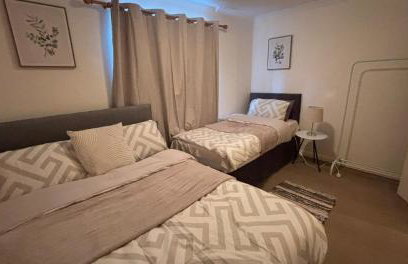 Cosy 2 Bedroom House - Large Driveway, EV Socket, WiFi, Contractor & Leisure Stays - Foto 7