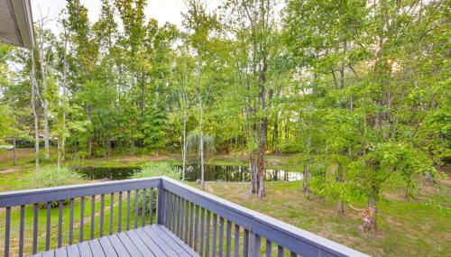 Large Yard with Pond Family Retreat in New Albany! - Foto 4